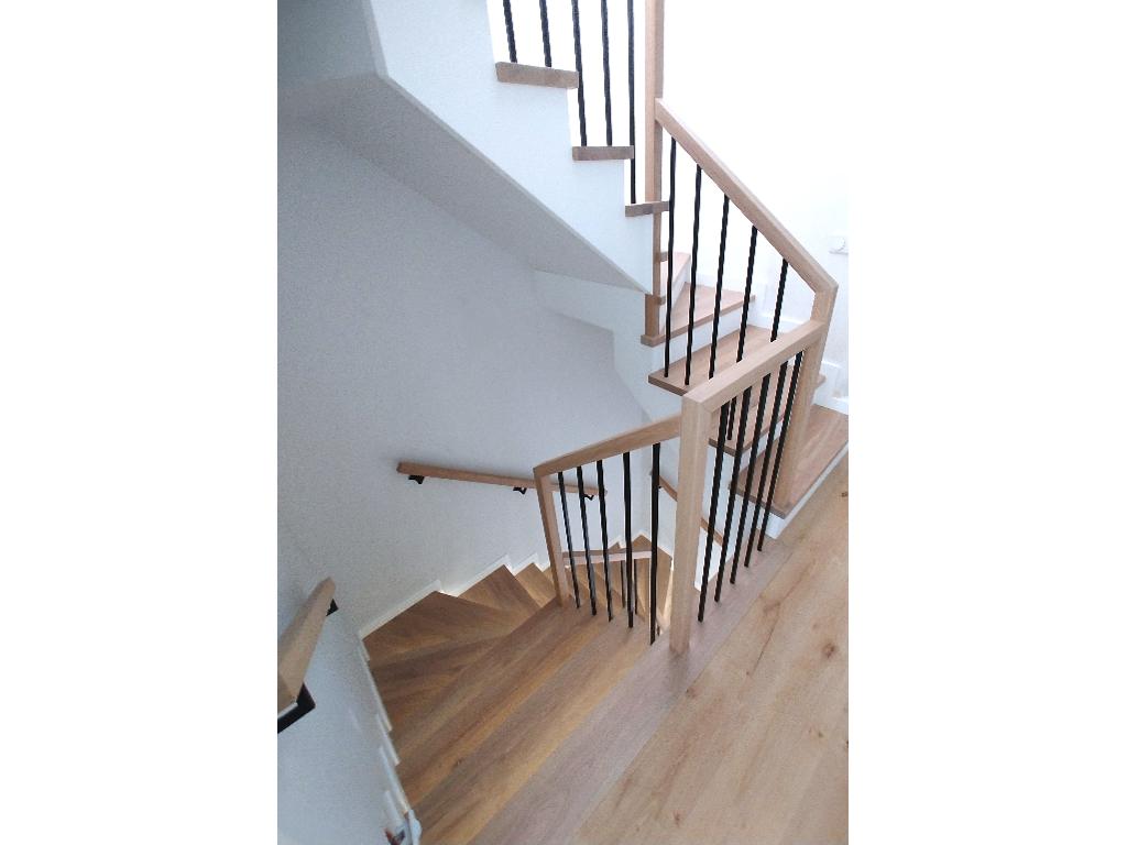 Schody klasyczne na beton barierka w drewno metal