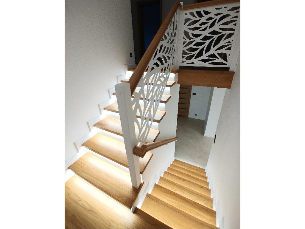 Schody klasyczne na beton barierka ażurowa