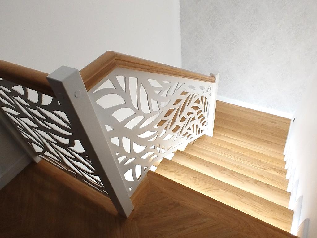 Schody klasyczne na beton barierka ażurowa