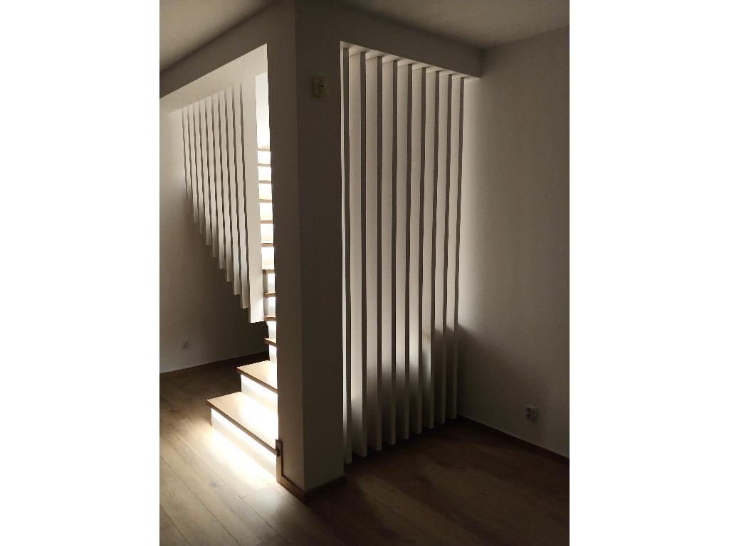 Barierka w stylu harfa drewniana i oświetlenie LED