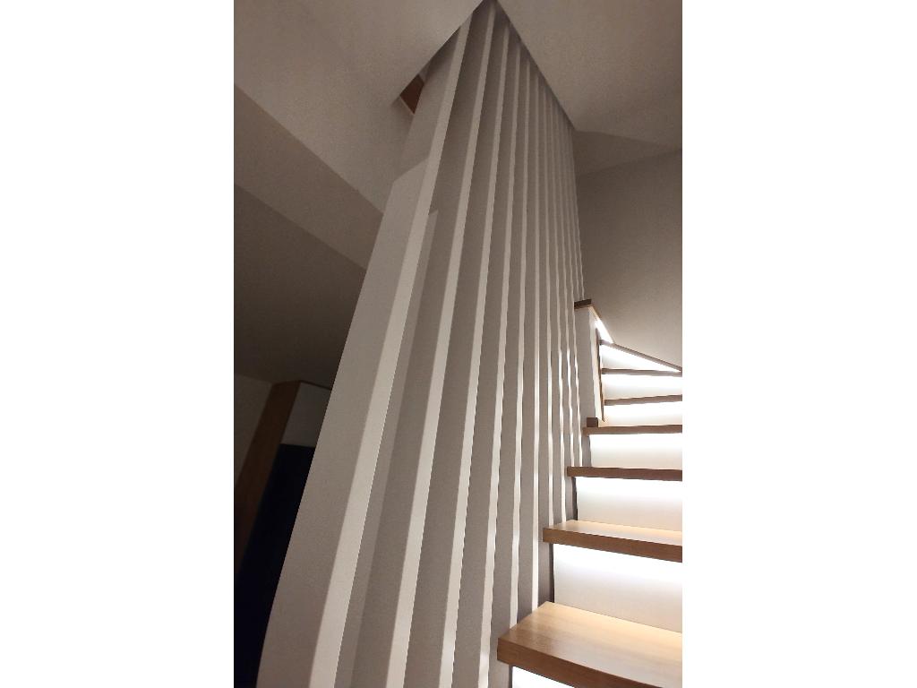 Barierka w stylu harfa drewniana i oświetlenie LED