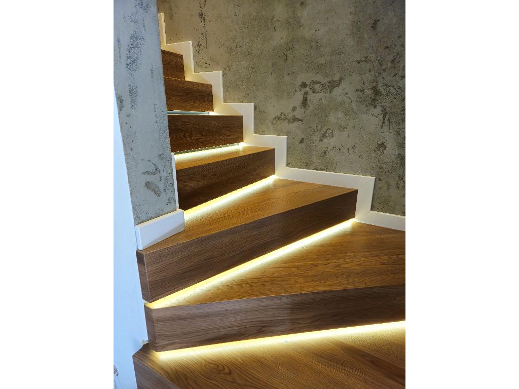 Oświetlenie LED schodów w urwanym podstopniu