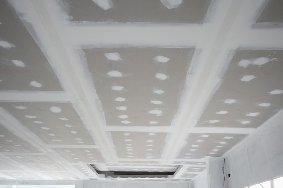 montaż sufitów podwieszanych