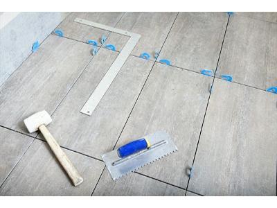 układanie płytek podłogowych - kliknij, aby powiększyć