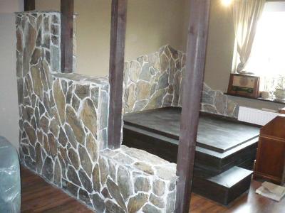 piękno łupka umilające wypoczynek w pokoju gościnnym - kliknij, aby powiększyć