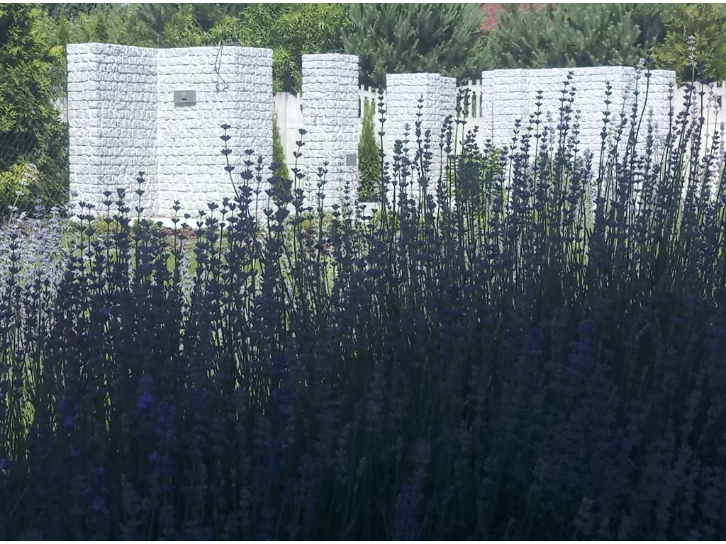 murek z k. granitowej nadający niepowtarzalny urok otoczeniu