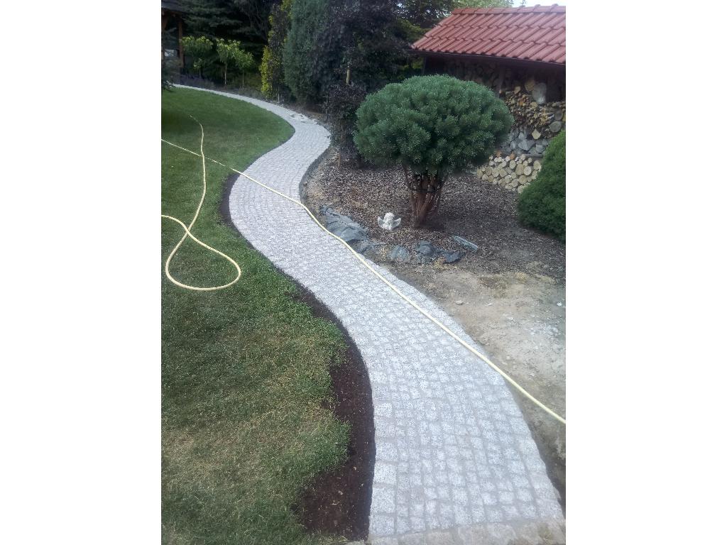 ścieżka z k. granitowej  odkrywająca piękno  ogrodu   