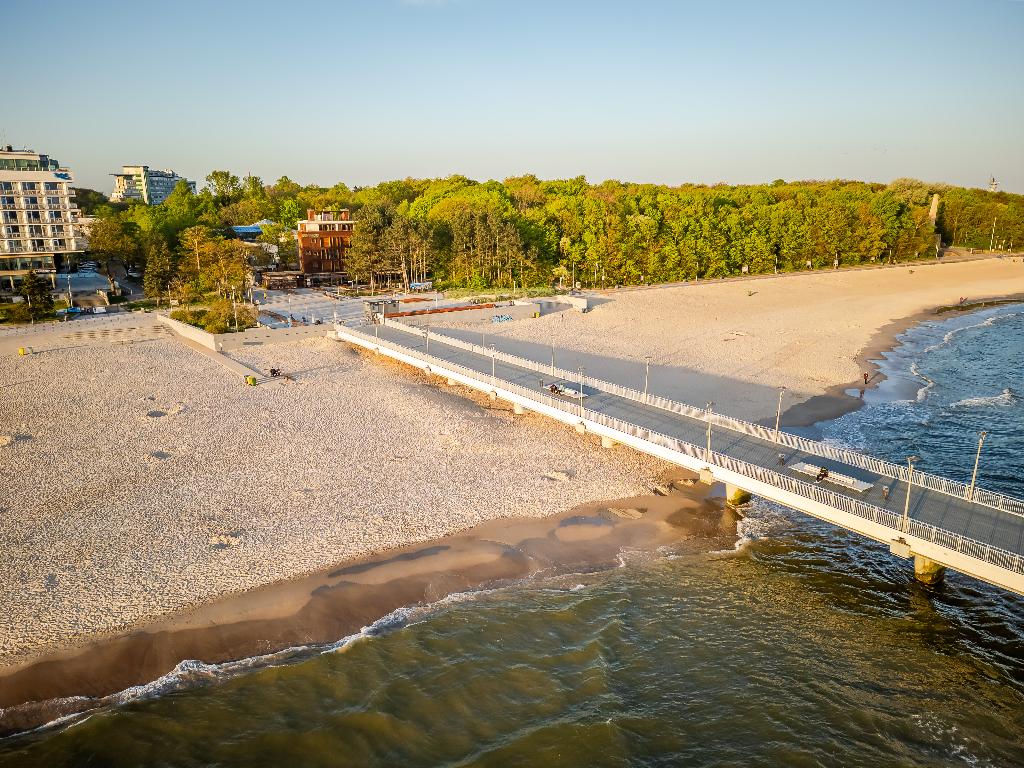 Plaża Kołobrzeg przy apartamentach.