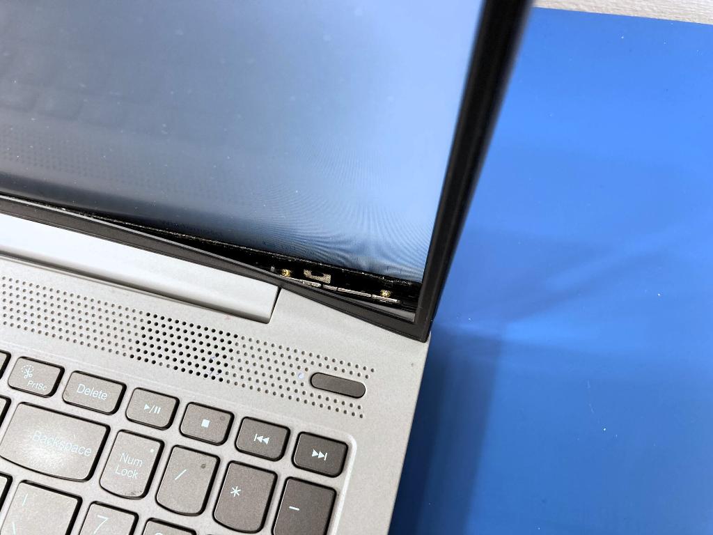 Uszkodzony zawias laptopa