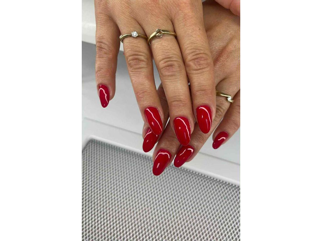 Manicure hybrydowy w czerwieni  klasyka i elegancja