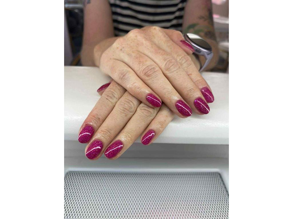 Stylowy manicure hybrydowy w odcieniu burgundu
