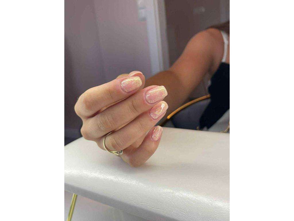 Subtelny manicure hybrydowy w różowym kolorze