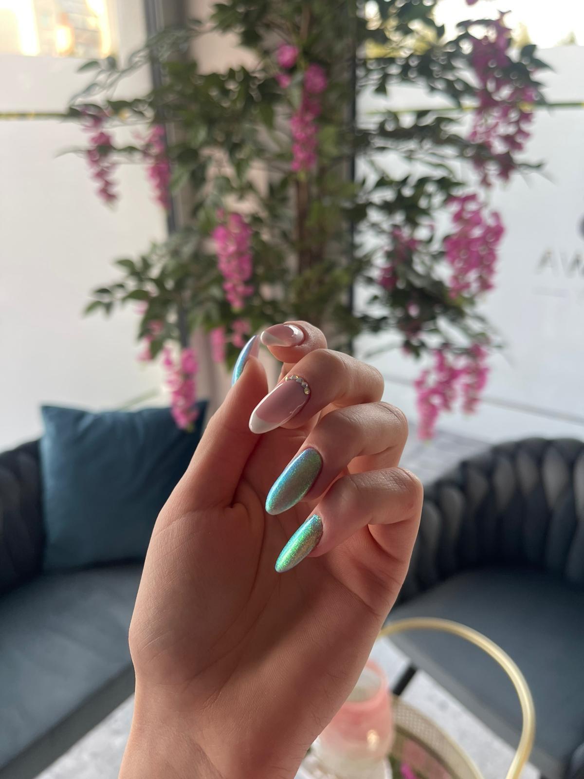 Manicure hybrydowy nude  naturalna elegancja.