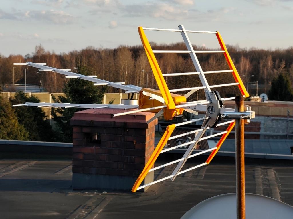 Instalacja anteny na dachu budynku